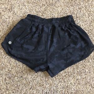 Lululemon Camo Grey/Black Hotty Hot Short 2.5”